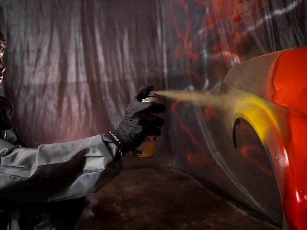 Quais as vantagens de optar por verniz spray em retoques automotivos?