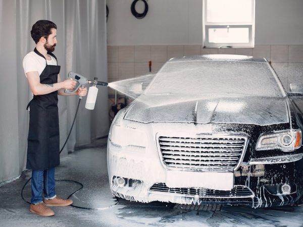 Como um aplicador de espuma pode melhorar os resultados da lavagem do seu carro?