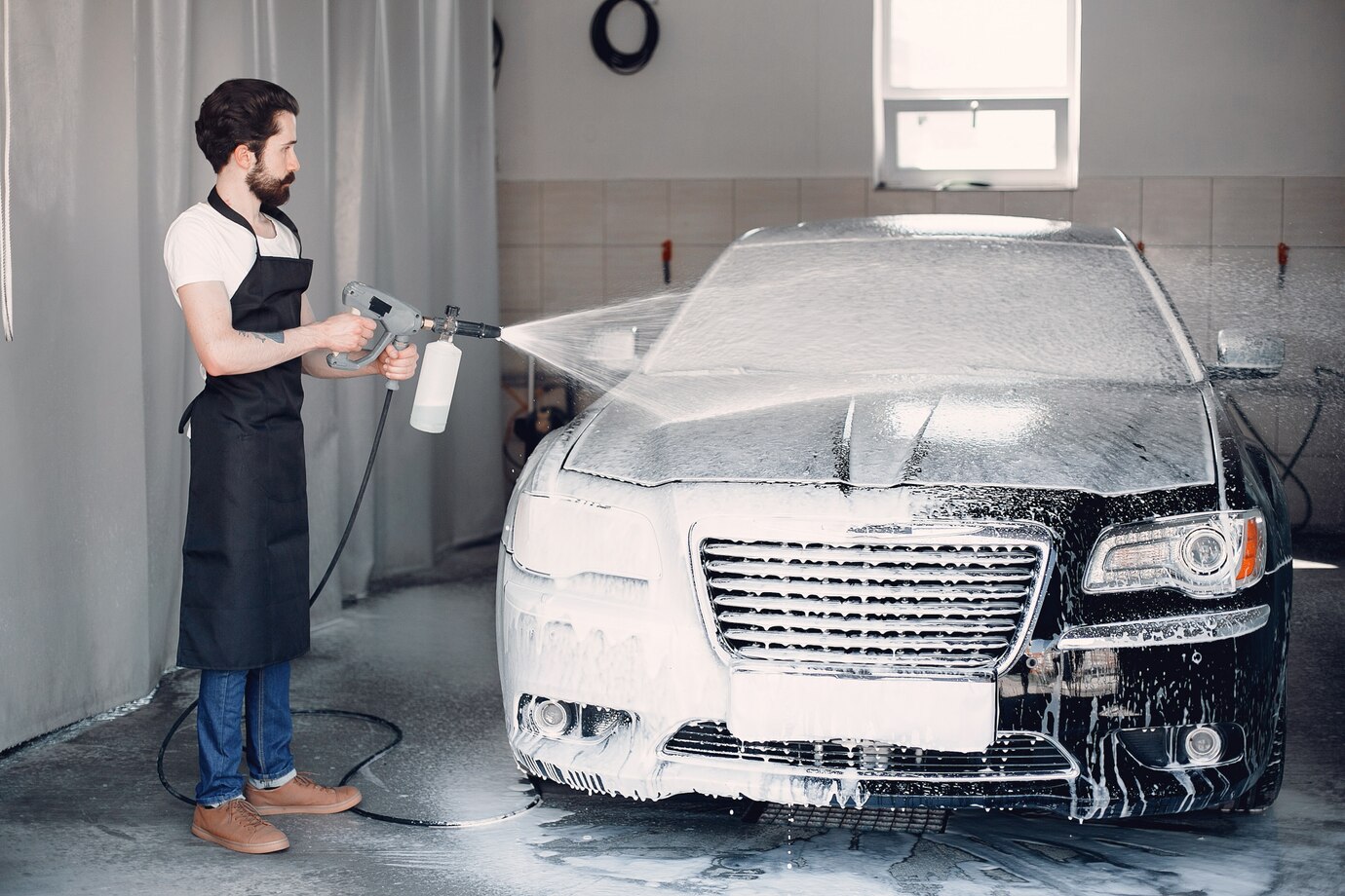Como um aplicador de espuma pode melhorar os resultados da lavagem do seu carro?