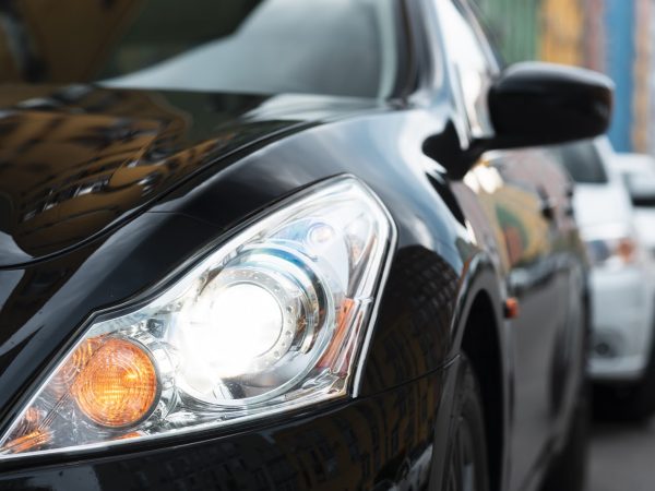 Qual a diferença entre primer, massa poliéster e verniz no processo de pintura automotiva?