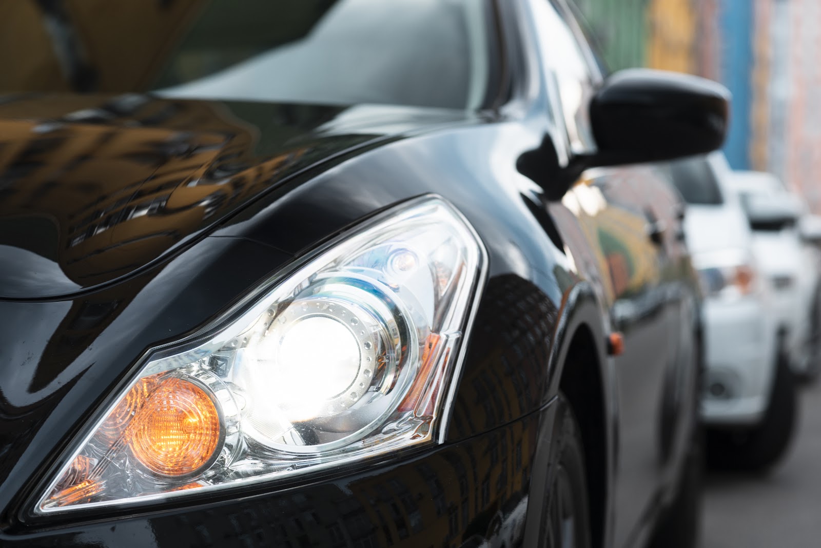 Qual a diferença entre primer, massa poliéster e verniz no processo de pintura automotiva?